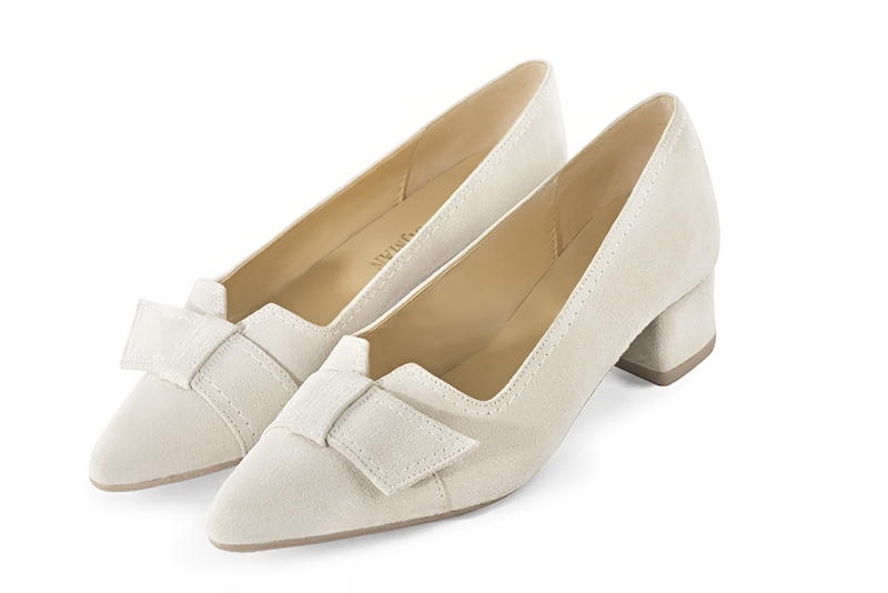 Off white women's dress pumps, with a knot on the front. Tapered toe. Low flare heels - Florence KOOIJMAN